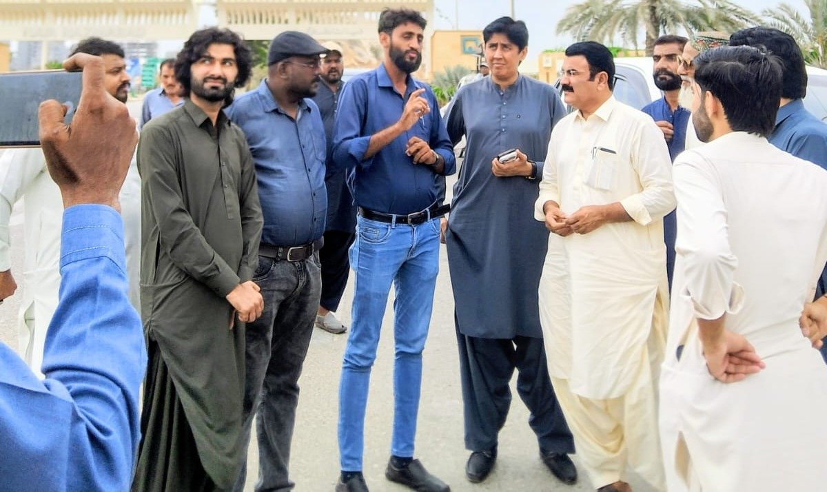 Manghopir Town Chairman Briefed on New Traffic Signal System at Naya Nazimabad